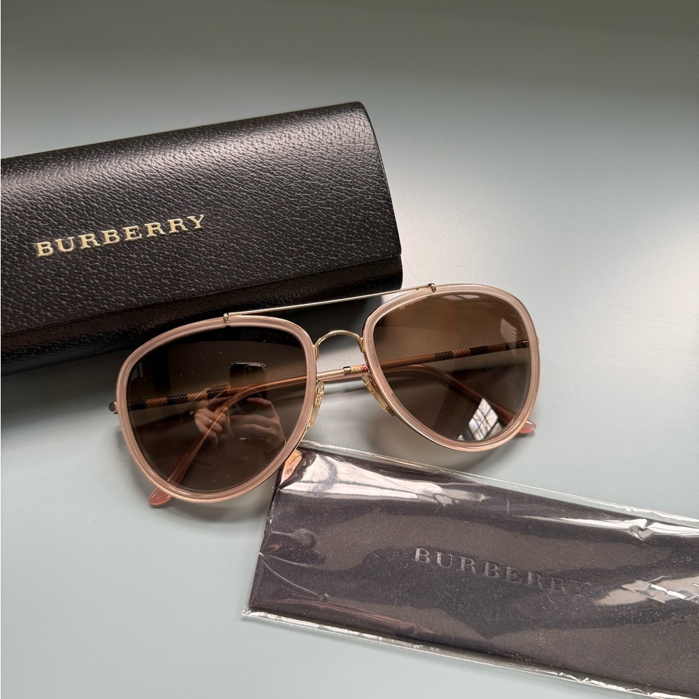 Burberry Sunglasses with case and lens cloth